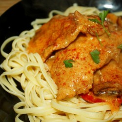 Тушеная свинина с грибами и овощами в сливках