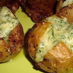 Картофель, запеченный в мундире с сыром и чесноком