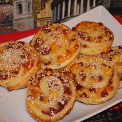 Слойки с колбасой и сыром