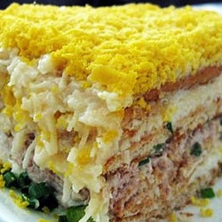 Торт-салат с тунцом и крекерами