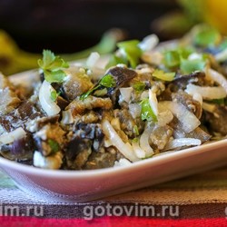 Салат из баклажанов с яйцом и маринованным луком. Рецепт с фото