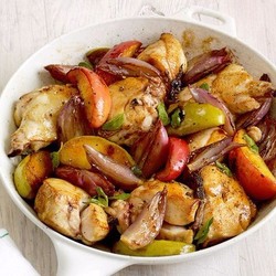 Куриное филе, запеченное с яблоками