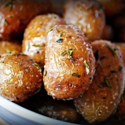 Печеный молодой картофель с розмарином и чесноком