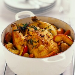 Запеченная курица с яблоками и сливами