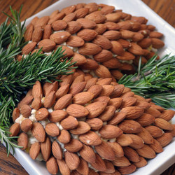 "Шишка", салат с миндалем