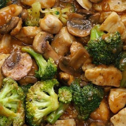 Курица с брокколи и грибами в соусе. Идеальное сочетание