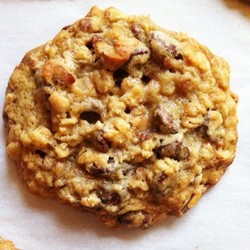 Овсяное печенье с орехами и шоколадом