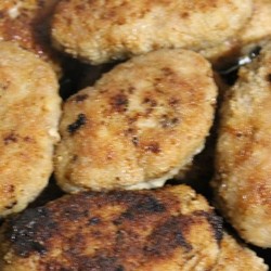 Вкусные котлеты из свиного и говяжьего фарша.