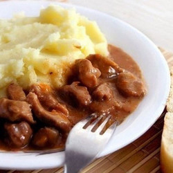 Гуляш из говядины с подливкой