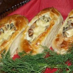 Лодочки из слоеного теста с картофелем, мясом и огурчиками