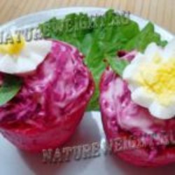 Сельдь под шубой по классическому рецепту, поданная в корзинках