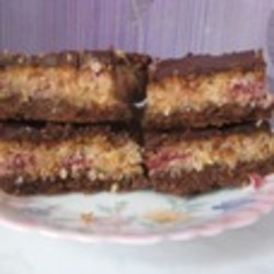 Пирожное с вишней и кокосом