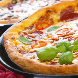 Пицца на сковороде с помидорами и моцареллой за 25 минут