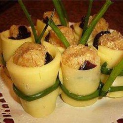 Оригинальная закуска из сыра с черносливом и миндалем