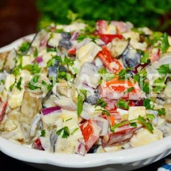 Салат с баклажанами, перцем и плавленым сыром