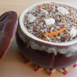 Сочная, нежная и ароматная гречка с курицей в горшочке