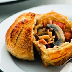 Шампиньоны в слоеном тесте