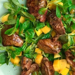 Салат с печенью и манго за 15 минут