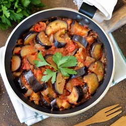 Б. с помидорами и чесноком, обжаренные на сковороде