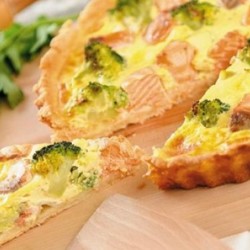 Французский киш с лососем и брокколи