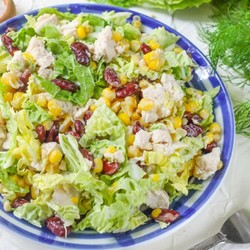 Салат с кукурузой, фасолью, пекинской капустой и курицей: рецепт с фото