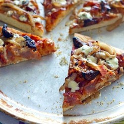 Пицца с инжиром и ветчиной