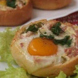 Яичница с ветчиной в хлебе