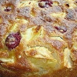 Шарлотка яблочная с вишней