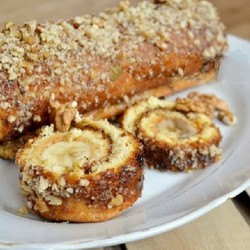 Банановый рулет с вар. сгущенкой и орехами