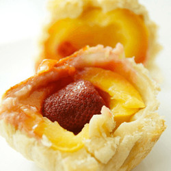 Персики с клубникой в слоеном тесте