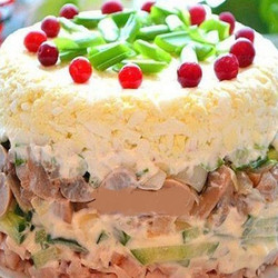 Куриный салат с яйцами и грибами