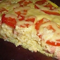 ЗАПЕКАНКА С РИСОМ, СЫРОМ И КОЛБАСОЙ