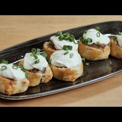 Закуски на праздничный стол. Рулетики с мясом и сметаной. Горячая штучка