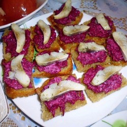Бутерброды со свеклой и селедкой