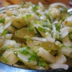 Салат картофельный с луком и огурцом.
