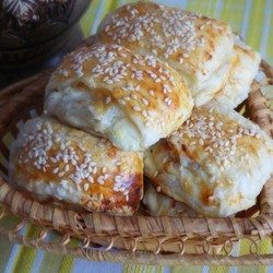 Слойки с творожной начинкой и изюмом