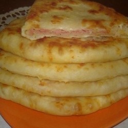 Сырные лепешки.