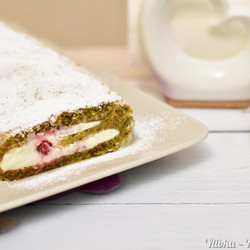 Фисташковый рулет с клубникой