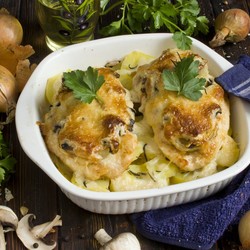 Мясо по-французски из курицы с шампиньонами и картошкой