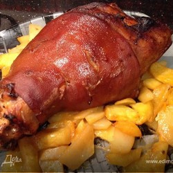 Рулька в пиве. Ингредиенты: свиная рулька, пиво темное, чеснок