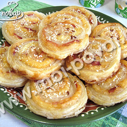 Завитки из слоеного теста с сыром и грудинкой - кулинарный рецепт.