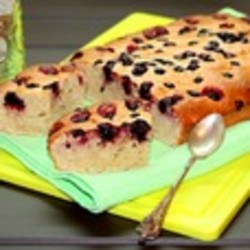 Банановый пирог с черной смородиной