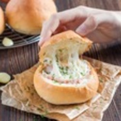 Сэндвич с яйцом, сыром и беконом