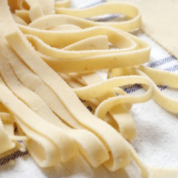 Домашняя рисовая лапша из домашней муки