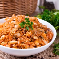Тушеная капуста с фасолью