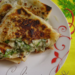 Горячая закуска из лаваша с сыром и зеленью