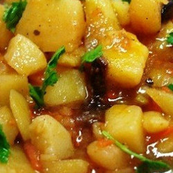 Тушеный картофель с тушенкой и зеленью