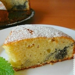 Простой пирог на кефире с маковой начинкой