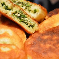 Жаренные пирожки с яйцом, луком и зеленью