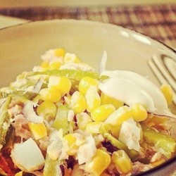 Кукурузный салат с тунцом и солеными огурцами